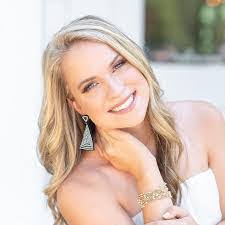 Leanna Parsons's Instagram, Twitter & Facebook