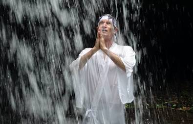 Takigyō (waterfall meditation), a physical and spiritual form of Shūgyō, generata con l'AI