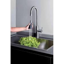 Il permet de laver les ingrédients pour préparer le repas et une fois terminé, de nettoyer les ustensiles, les assiettes et les couverts utilisés. Mitigeur Pour Evier De Cuisine Inox Avec Douchette Bi Jets Alto Premiums Cristina Ondyna Kx53028 Vita Habitat