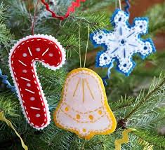 Alors pas question de rater sa mise en beauté. Decoration Sapin De Noel Faire Soi Meme Ornements En Feutre Decoration Sapin De Noel Bricolage Noel Decoration Noel