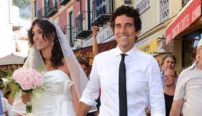 Non sappiamo nulla sulla ex moglie di guido maria brera , nemmeno il suo nome o il nome dei due figli. Caterina Balivo Cartoline Da Un Matrimonio