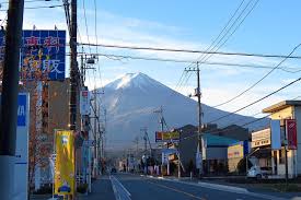 Japn ha decidido construir una enorme barrera para tapar una de sus  mejores vistas al Fuji. El motivo: el turismo