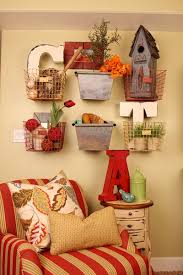 Dekoratif çakıl taşı modelleri ve diğer renkli taşlar, saksıların dibine dökülerek şık bir minimal alanlar için mümkün olduğunca az ve verimli parça seçilmesi daha uygun olacaktır. Duvar Susleri Mobilya Ve Dekorasyon