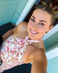 Monique Phipps's Instagram, Twitter & Facebook