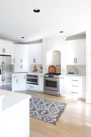 Modern White Farmhouse With Black Windows And Doors Trendy Farmhouse Kitchen White Modern Kitchen Modern Farmhouse Kitchens