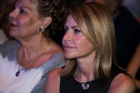 Η τζένη μπότση (αθήνα, 21 ιουλίου 1972) είναι ελληνίδα ηθοποιός. Tzenh Mpalatsinoy To Dwro Kai To Sygkinhtiko Mhnyma Apo Tis Kores Ths Gia Ta Gene8lia Ths Fwto Thecaller