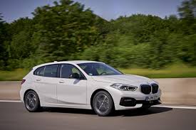 Renovado visualmente e produzido na fábrica do bmw group em araquari, santa catarina, o bmw x1 2020 faz sua estreia no mercado brasileiro em três diferentes versões de acabamento. Novo Bmw Serie 1 De Tracao Dianteira Chega Ao Brasil Por R 174 950