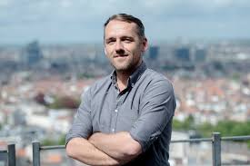 Om 13 uur en 19 uur is er een blok sportnieuws, voorgelezen door een sportnieuwslezer. Stoelendans Bij De Vrt Radio 1 Wil Weer Wegen Op Het Nieuws De Morgen