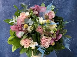 Aceasta zi speciala e un motiv in plus sa iti spun ca toata viata mea, toate gandurile mele, toate trairile mele, ti le dedic tie. Buchet La Multi Ani Gabriela