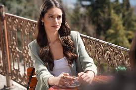 Şu sıralar turkcell reklamlarında boy gösteren çiçeği burnunda oyuncu. Dogdugun Ev Kaderindir Nesrin Kimdir Gulcan Arslan Kimdir Kac Yasinda Nereli Hangi Film Dizide Oynadi Memurlarimiz Com