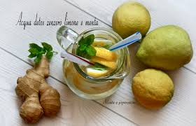 Sciacqua delle foglie di menta e aggiungile nella brocca. Acqua Detox Zenzero Limone E Menta Bevanda Depurativa