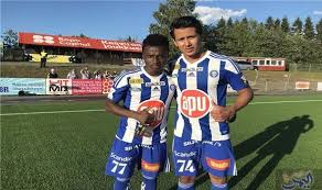 مختار لص فاشل، يعرف بأمر مسابقة جديدة تنعقد في إحدى الفنادق تحت عنوان (أحسن أب)، ويقرر أن يضع الخطة من أجل سرقة أموال الجائزة، ويستعين بطفل متسول. Ø¹Ù…Ø±Ùˆ Ø¬Ù…Ø§Ù„ ÙŠÙ†Ù‚Ø° ÙØ±ÙŠÙ‚Ù‡ Ù…Ù† Ø§Ù„Ù‡Ø²ÙŠÙ…Ø© ÙˆÙŠØ³Ø¬Ù„ Ø£ÙˆÙ„ Ù‡Ø¯Ù ÙÙŠ Ø§Ù„Ø¯ÙˆØ±ÙŠ Ø§Ù„ÙÙ†Ù„Ù†Ø¯ÙŠ Sports Sports Jersey Jersey