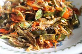 2 gengam ikan bilis 3 biji bawang merah 3 ulas bawang putih 1 asam keping sedikit garam sedikit cukup rasa 3 sudu gula 1 genggam petai. Sambal Ikan Bilis Dan Petai Ranggup Azie Kitchen
