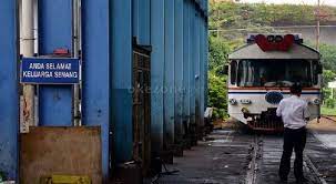 Jarak antara kantor dan rumahku hanya dapat ditempuh dengan naik ojek karena belum adanya angkutan di sana. Cegah Corona 19 Perjalanan Kereta Api Jarak Jauh Dibatalkan Okezone Nasional