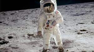 Film ini berfokus pada misi apollo 11 tahun 1969, pesawat luar angkasa pertama yang mendaratkan orang di bulan. Bulan Foto Foto Terindah Dari Misi Apollo 11 Yang Kirim Manusia Ke Bulan Bbc News Indonesia