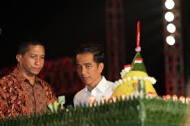 Denny siregar tolak wacana jokowi 3 periode, ini alasannya. Ulang Tahun Jokowi Tentang Tren Kue Dan Selamatan