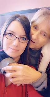 Jeannette Sutherland's Instagram, Twitter & Facebook