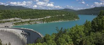 Nautisme et Eaux Intérieures - Le lac de Vouglans, naviguer dans le Jura !  - ActuNautique.com