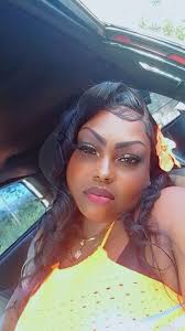 Hangout girl job opportunity at a bar with weekly pay and tips