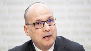 Nun beschützen zwei Raben das frisch renovierte Wirtshaus