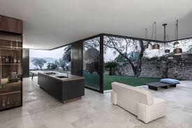 La Baie Vitree Entierement Escamotable Dans Le Sol D Une Villa Italienne Design Maison 2018 Maison Design Baie Vitree Maison