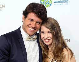 Bindi irwin's husband chandler powell has weighed in on the social media storm that surrounded his wife following her public condemnation of her grandfather. Die Tochter Des Verstorbenen Fernsehmoderators Steve Irwin Erwartet Ihr Erstes Kind Mit Ehemann Details Ihrer Aufregenden Ankundigung