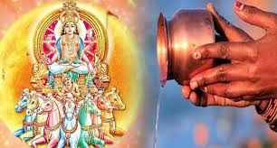 સવારે સુર્યદેવને જળ અર્પિત કરવાથી સ્વાસ્થ્યને પણ ઘણાં ફાયદા મળે છે, જાણો જળ ચડાવવાની યોગ્ય રીત - Adhuri Lagani