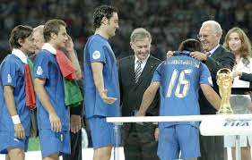 Trainer mancini freut sich über sein glückliches händchen. Www Bundespraesident De Der Bundesprasident Startseite Fussball Wm 2006 In Berlin Siegerehrung Der Italienischen Mannschaft