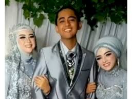 Gus dur adalah oase keteladanan bagi kemaraunya sikap letupan humor gus dur tidak mengenal ruang dan waktu. Pria Nikahi 2 Wanita Sekaligus Netizen Salfok Ke Wajah Dan Tangan Pengantin Wanita Indozone Id