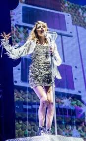 Como Quieres Ao Vivo Tini Com Um Vestido De Arrasar E Este Microfone De Diamante Ficou Um Luxo Style Fashion Concert