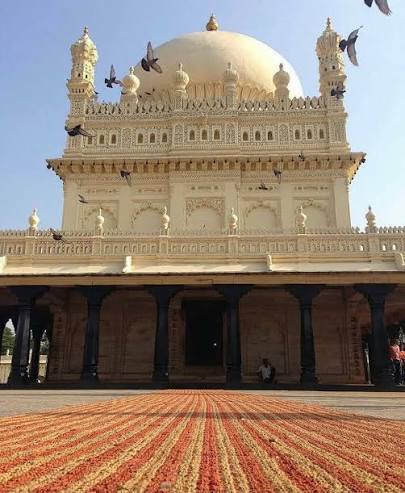 GUMBAZ-E-SHAHI, SRIRANGAPATNAM♥️ . The Gumbaz at Srirangapatna holds the graves of Tippu Sultan, his father Hyder Ali, and his mother Fakhr-Un-Nisa. It was built by Tippu Sultan to house the graves of