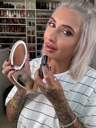 Lisa Kowalewski's Instagram, Twitter & Facebook