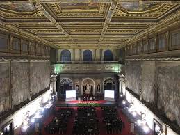 Der palazzo vecchio ist ein riesiges gebäude mit hohem turm. Palazzo Vecchio Das Mittelalterliche Rathaus Von Florenz Ferienhaus Toskana