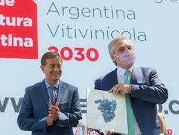 La reconocida pintora mendocina que deslumbra al mandatario con sus obras estuvo este fin de semana en la casa rosada, invitada especialmente por el jefe del estado.compartieron un almuerzo y recorrieron cada detalle artístico del palacio cívico y del museo del bicentenario. Quien Es La Artista Que Pinto El Cuadro Que Le Regalaron A Alberto Fernandez El Cronista