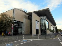 The haus der geschichte is located on bundesstraße 9 and is part of the museumsmeile (museum mile) in bonn, which is part of the former west german government district. Haus Der Geschichte Der Bundesrepublik Deutschland Und U Bahnstation Heussallee Museumsmeile Objektansicht