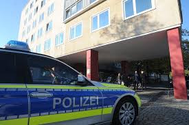 Sie können ihr polizei über das formular in der oberen rechten ecke der website hinzufügen. 24 Jahriger Ubergiesst Sich Vor Espelkamper Rathaus Mit Benzin Nw De