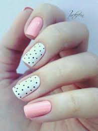 Los diseños de uñas con rosas blancas y rojas contrastan sobre un fondo de color. Unas Blanco Rosa Lunares Unas Decoradas Sencillas Manicura De Unas Unas Decoradas Con Puntos