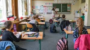April in die schulen zurückkehrt, kann sich noch freiwillig testen lassen, wie das kultusministerium am mittwoch in einer handreichung an die schulen mitteilte. Das Ist Der Berliner Fahrplan Fur Schul Und Hortoffnungen Rbb24