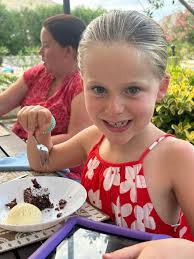 Orzo pasta stew and Vegetable Pakoras from the vegan menu in the MDR.