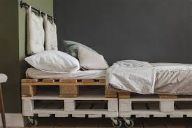 Das europaletten bett kann ziemlich einfach auch als hochbett. Ein Bett Aus Paletten Matti Zeigt In Diesem Video Wie Es Geht