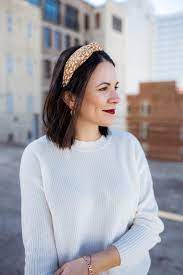 How To Wear Headbands Multiple Ways To Wear This Popular Hair Trend Headbands Hairstyles Short How To Wear Headbands Hairband Hairstyle
