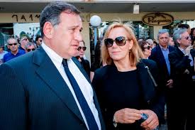 Η ελένη, 21 ετών, κάνει μεταπτυχιακό στο σικάγο, ο βίκτωρ, 18 χρόνων, πέρασε στο γέιλ για πολιτικές. 8rhnos Sthn Khdeia Ths Syzygoy Toy Pyrroy Dhma Lygise O Xrysos Olympionikhs Diaforetiko