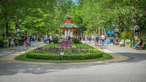 It is located on the berlin stadtbahn railway line in the charlottenburg district, adjacent to the berlin zoo. Besuchen Sie Den Berliner Zoo