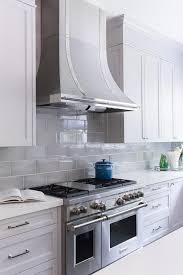 Beautiful Kitchen Boasts White Shaker Cabinets Paired With White Quartz Countert Glass Backsplash Kitchen Glass Tile Backsplash Kitchen Gray Kitchen Backsplash