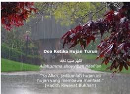 Hujan lebat disertai petir kadang membuat kita takut dan khawatir. Hujan Datang Saatnya Mengucap Doa Tulisan Febri