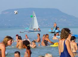 Die jetzt beliebten strand und erholungsgebiet in ungarn, der riesigen der plattensee ist reich an flora und fauna. Herrliche Urlaubstage Am Ungarischen Meer
