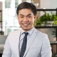 I vividly remember telling my family, when I started my first legal  secretarial role ten years ago, that I would NEVER become a lawyer. Long  nights in the office? Terrible work-life balance?