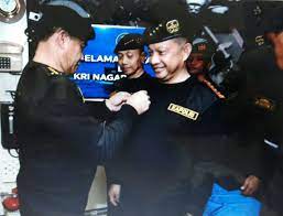 Brevet hiu kencana akan selamanya tersemat di dada mereka. Kapolri Terima Brevet Hiu Kencana