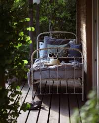 Die Draussenschlaf Saison Ist Offiziell Eroffnet Gartenbett Daybed Gardenbed Metallbett Metalbed Antikesbett Beautiful Gardens Garden Jardim