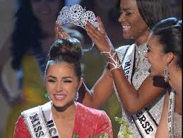 Catriona trong khoảnh khắc đăng quang. Hoa Háº­u Má»¹ Gianh VÆ°Æ¡ng Miá»‡n Hoa Háº­u Hoan VÅ© 2012 Tuá»•i Tráº» Online